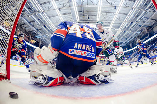 Frölundas Max Friberg skjuter pucken i mål till 2-3 bakom