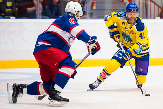 Patrick Thoresen of Storhamar and Morten Ask of Vålerenga