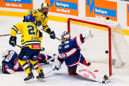 Robin Dahlstrøm scores 4-3 behind goalkeeper Stefen Søberg
