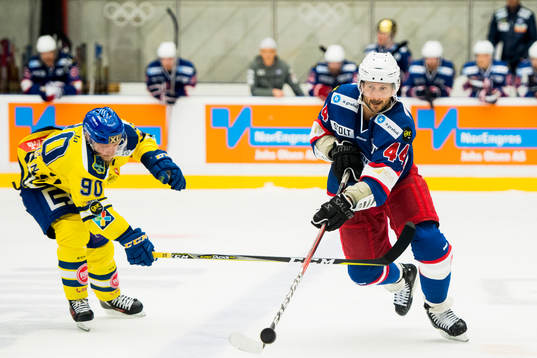 Hampus Gustafsson of Storhamar and Anders Myrvold of