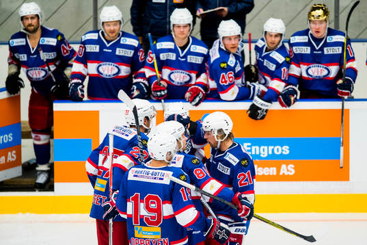 Morten Ask of Vålerenga celebrates with his teammates