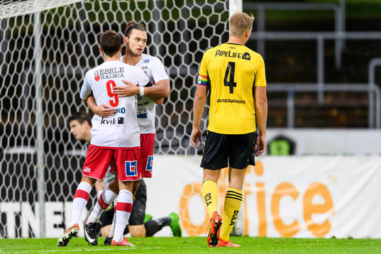 Halmias Vuk Lugonijc har gjort 1-1 och jublar