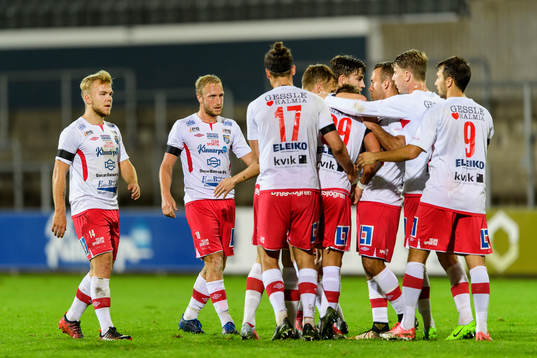Halmias spelare jublar