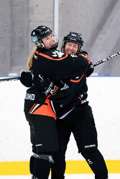 s Andrine Furulund och Tawnya Guindon  jublar