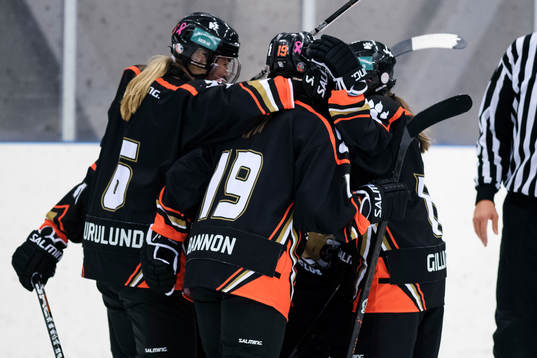 s Andrine Furulund och Genevieve Bannon jublar med