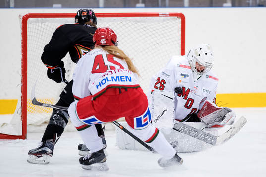 s Genevieve Bannon med ett läge mot Modos målvakt Sara