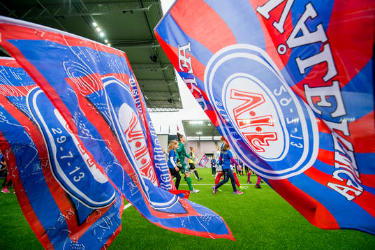 Goalkeeper Michelle Jenny Betos of Vålerenga enter the