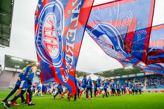 Players of Vålerenga enter the pitch