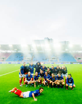 The players of Vålerenga celebrate their 2-0 win