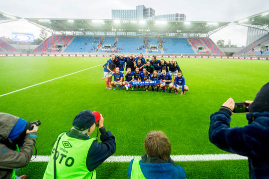 The players of Vålerenga celebrate their 2-0 win