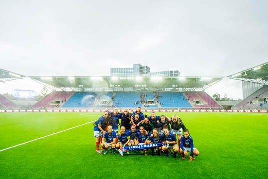 The players of Vålerenga celebrate their 2-0 win