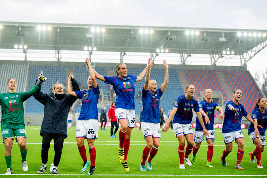 The players of Vålerenga celebrate their 2-0 win