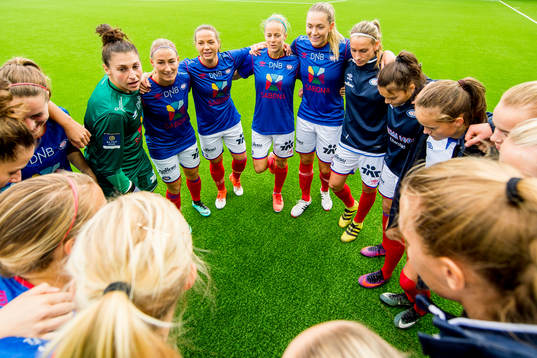 Players of Vålerenga gather in a circle