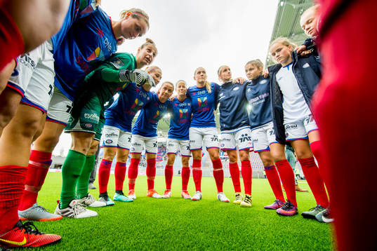 Players of Vålerenga gather in a circle