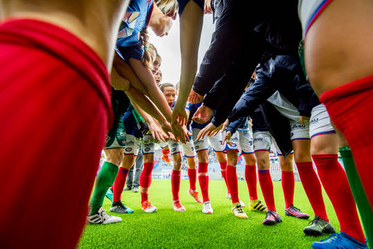 Players of Vålerenga gather in a circle