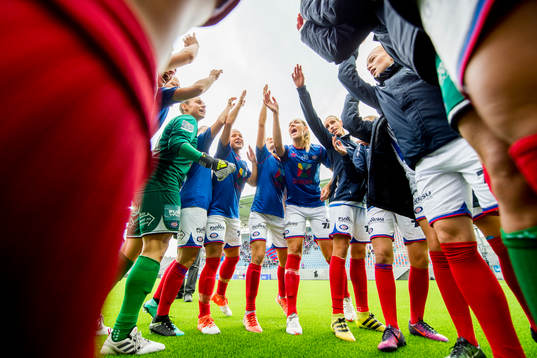 Players of Vålerenga gather in a circle