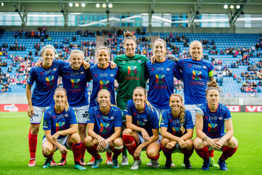 Vålerenga's starting eleven pose for a team photo