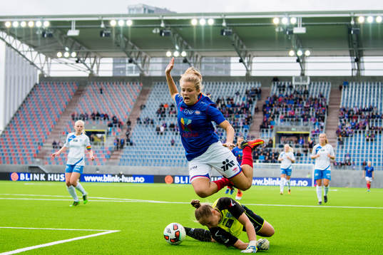Anne Lise Olsen of Vålerenga and goalkeeper Aurora