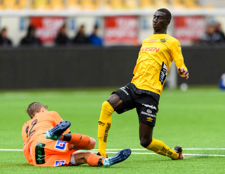 Elfsborgs Marokhy Ndione och Halmstads målvakt Simon