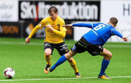 Elfsborgs Filip Varenhed och Halmstads Lucas Mathisen (rygg