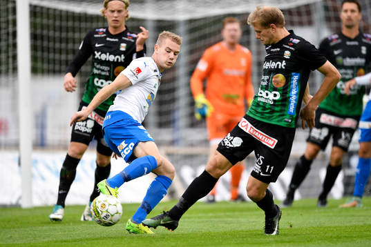 Värnamos Freddy Winst i kamp om bollen med Varbergs Jakob