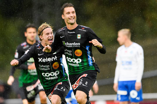 Varbergs Peter Nyström (h) har gjort 2-1 och jublar