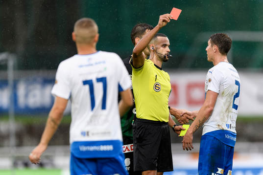 Värnamos Fredrik Lundgren får rött kort av domare Farouk