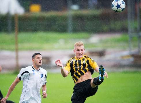 IFK Hässleholms Linus Svensson i matchen i division 2