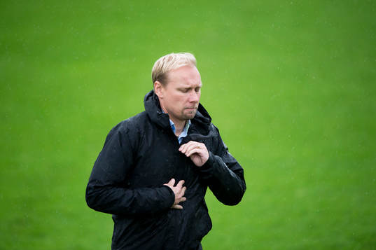 IFK Hässleholms tränare Daniel Nilsson i matchen i
