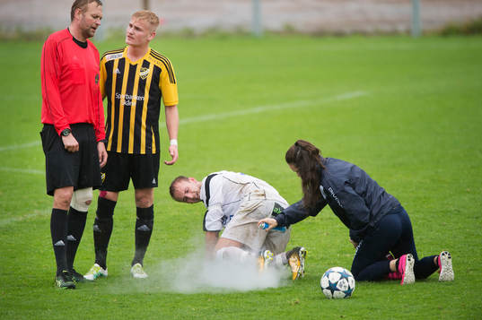 En IFK Malmö-spelare får behandling i matchen i division
