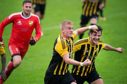 IFK Hässleholms Linus Svensson har kvitterat till 2-2 och