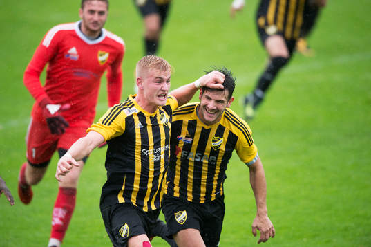 IFK Hässleholms Linus Svensson har kvitterat till 2-2 och