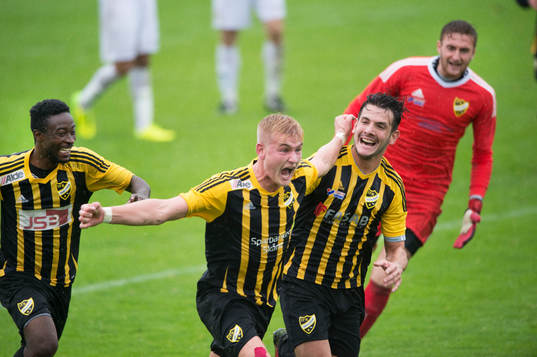 IFK Hässleholms Linus Svensson har kvitterat till 2-2 och