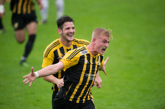 IFK Hässleholms Linus Svensson har kvitterat till 2-2 och