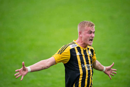 IFK Hässleholms Linus Svensson har kvitterat till 2-2 och