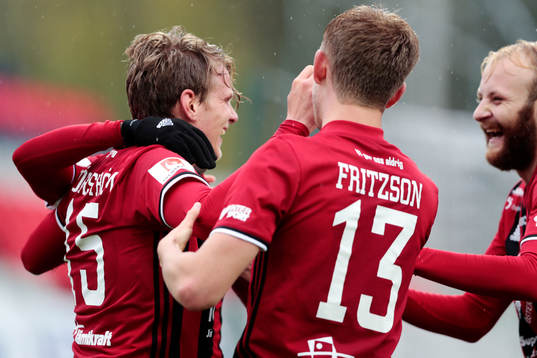 Östersunds målskytt till 1-0 Tim Björkström jublar med