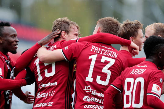 Östersunds målskytt till 1-0 Tim Björkström jublar med