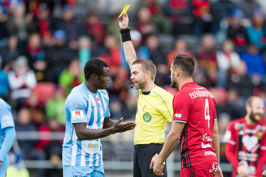 domare Johan Hamlin ger AFC Eskilstunas Taye Taiwo ett gult