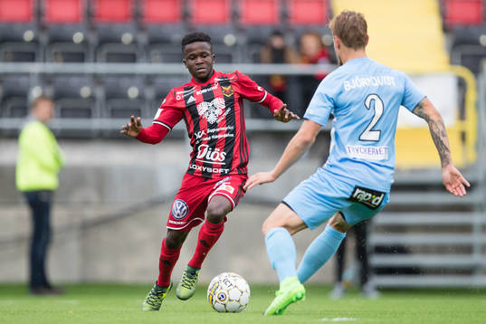 Östersunds Frank Arhin mot AFC Eskilstunas Daniel