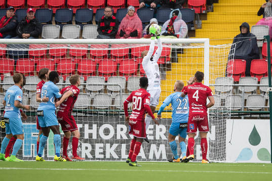 Östersunds målvakt Aly Keita räddar en boll