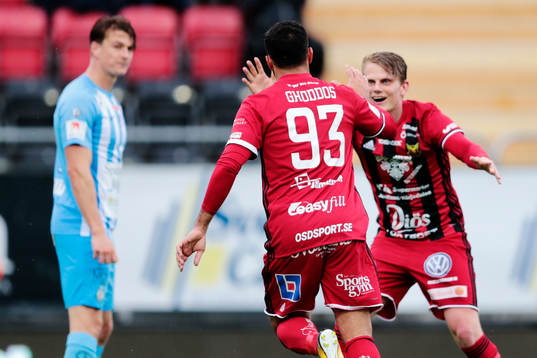 Östersunds Saman Ghoddos har gjort 2-0-målet och jublar