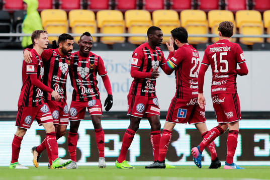 Östersunds Saman Ghoddos jublar med lagkamrater