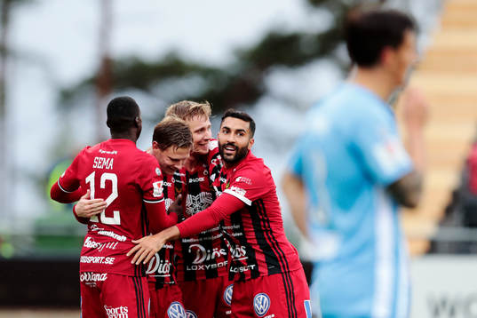 Östersunds Ken Sema och Saman Ghoddos jublar med Johan