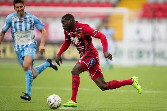 Östersunds Ken Sema mot AFC Eskilstunas Thomas Piermayr