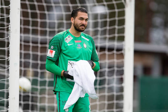 AFC Eskilstunas målvakt Alireza Haghighi  deppar