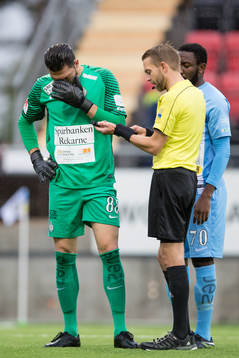 AFC Eskilstunas målvakt Alireza Haghighi skadar sig