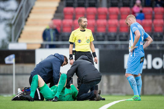 AFC Eskilstunas målvakt Alireza Haghighi skadar sig