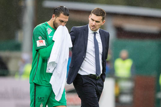 AFC Eskilstunas tränare Michael Jolley kollar till