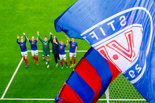 The players of Vålerenga celebrate their 2-0 win
