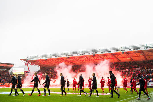 The players enter the pitch